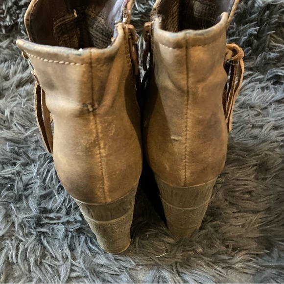 Ladies Tan Fringe Wedge Bootie - Picture 9 of 10